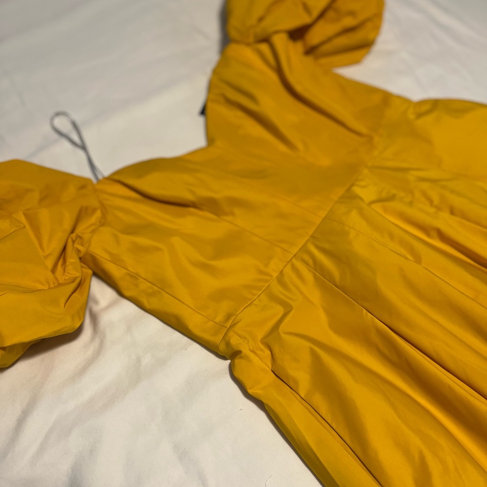 Gorgeous marchesa notte yellow gown with a beautiful puff sleeve
